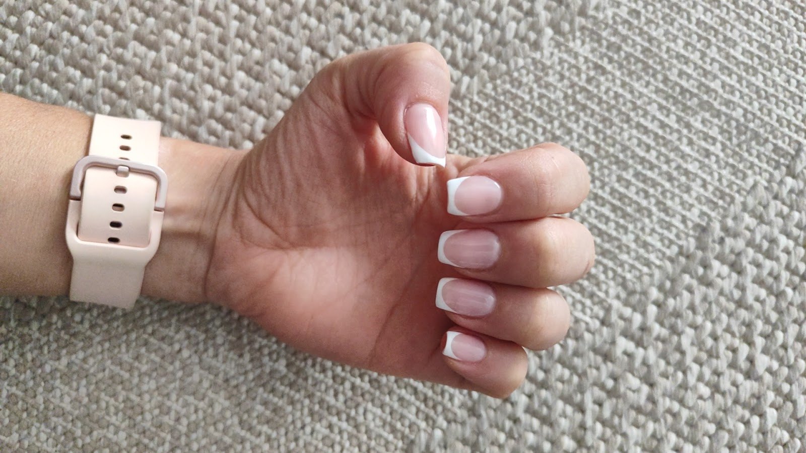 Manicura francesa con la punta blanca en uñas cortas