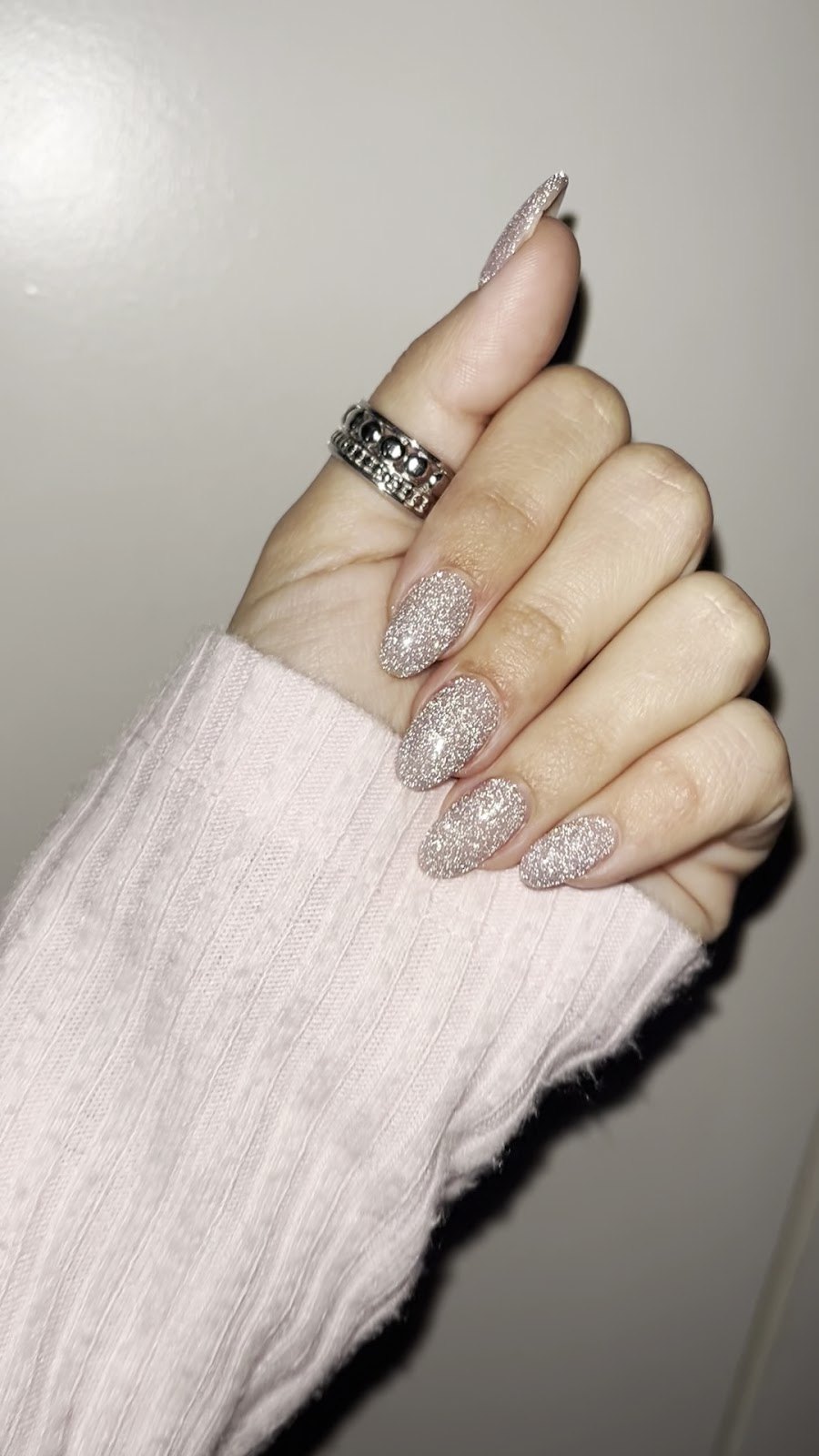 Uñas almendradas con purpurina plateada